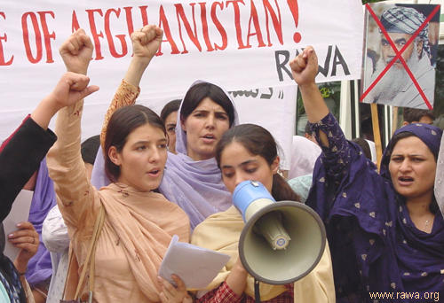 The participants chanting slogans against fundamentalists