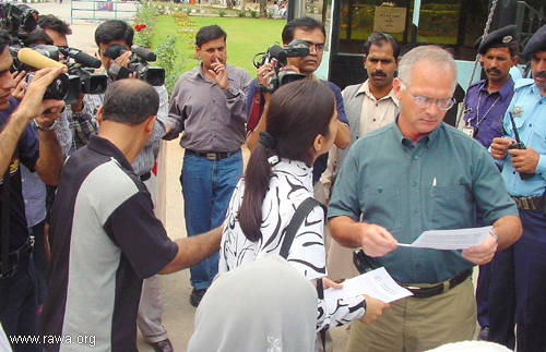 The participants chanting slogans against fundamentalists