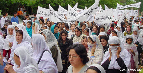 The participants chanting slogans against fundamentalists