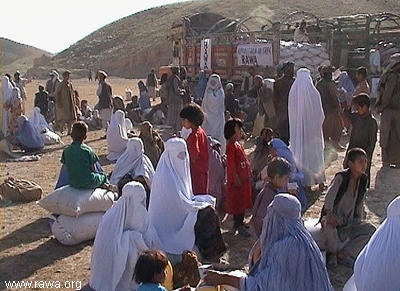 Food distribution among earthquake victims in Nahrin