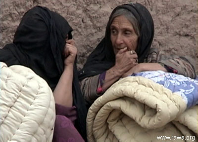 They are happy after receiving quilts